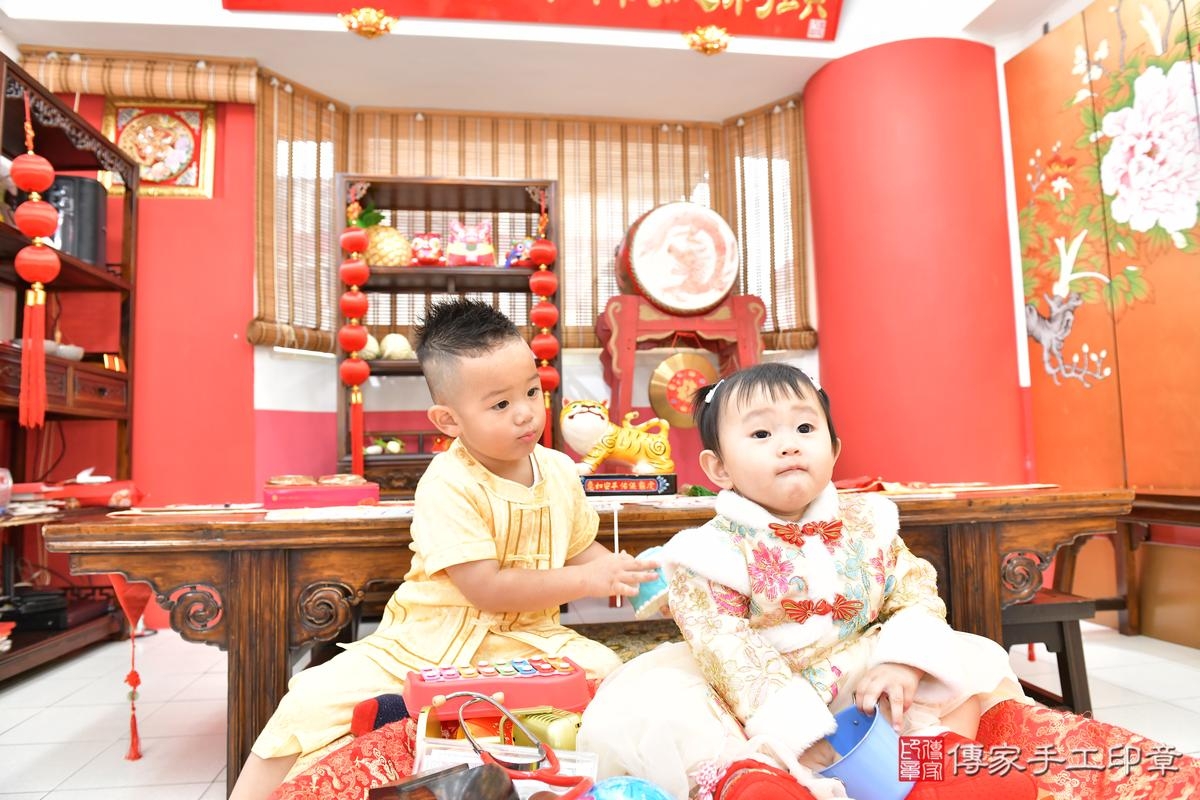 傳家手工印章高雄店、抓周、度晬、中國風會場、抓周道具物品、抓周證書、滿周歲、軒軒寶寶、高雄市、拍照、生日快樂 傳家手工印章高雄店、抓周、度晬、中國風會場、抓周道具物品、抓周證書、滿周歲、軒軒寶寶、高雄市、拍照、生日快樂