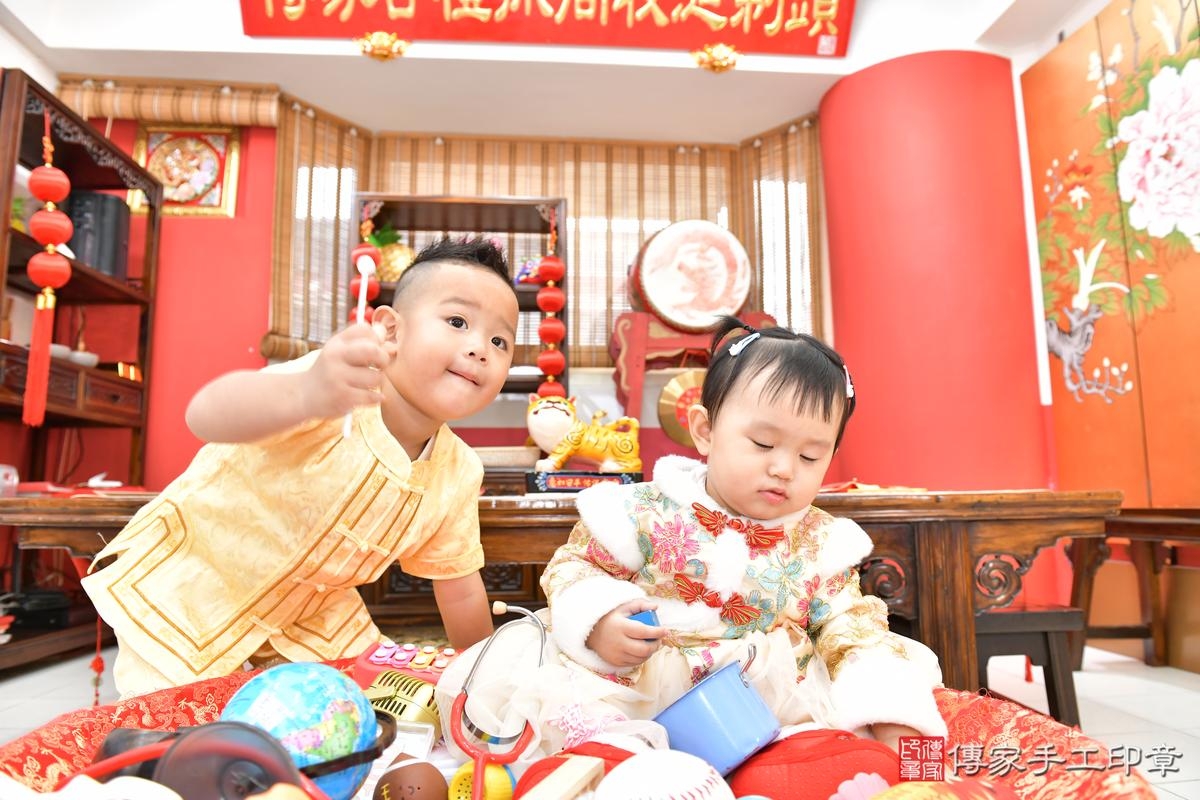 傳家手工印章高雄店、抓周、度晬、中國風會場、抓周道具物品、抓周證書、滿周歲、軒軒寶寶、高雄市、拍照、生日快樂 傳家手工印章高雄店、抓周、度晬、中國風會場、抓周道具物品、抓周證書、滿周歲、軒軒寶寶、高雄市、拍照、生日快樂