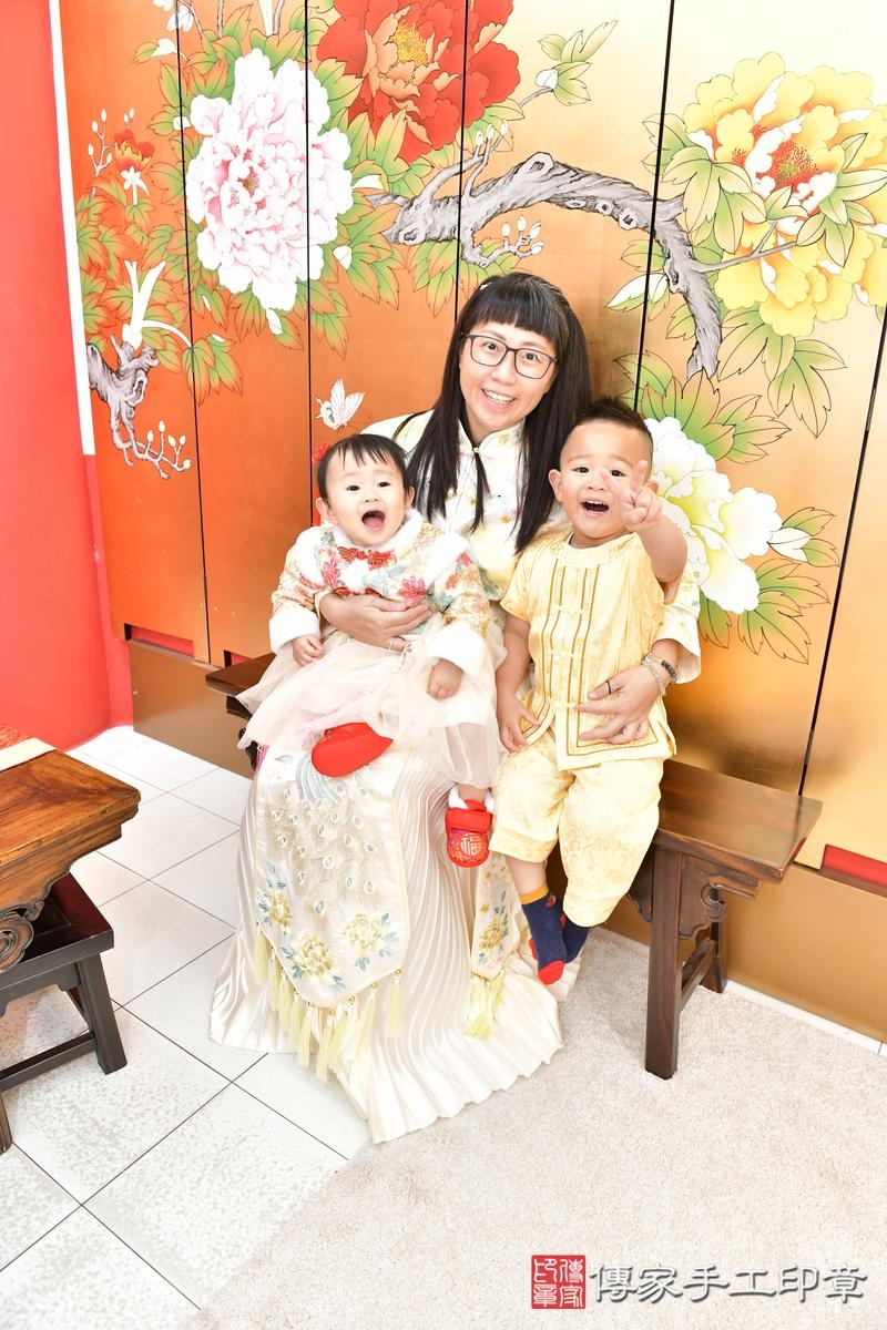傳家手工印章高雄店、抓周、度晬、中國風會場、抓周道具物品、抓周證書、滿周歲、軒軒寶寶、高雄市、拍照、生日快樂 傳家手工印章高雄店、抓周、度晬、中國風會場、抓周道具物品、抓周證書、滿周歲、軒軒寶寶、高雄市、拍照、生日快樂