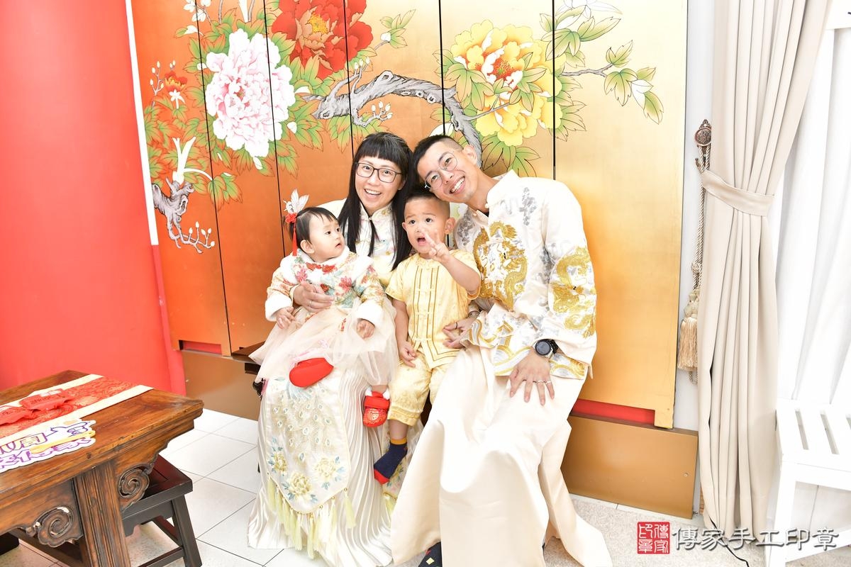 傳家手工印章高雄店、抓周、度晬、中國風會場、抓周道具物品、抓周證書、滿周歲、軒軒寶寶、高雄市、拍照、生日快樂 傳家手工印章高雄店、抓周、度晬、中國風會場、抓周道具物品、抓周證書、滿周歲、軒軒寶寶、高雄市、拍照、生日快樂