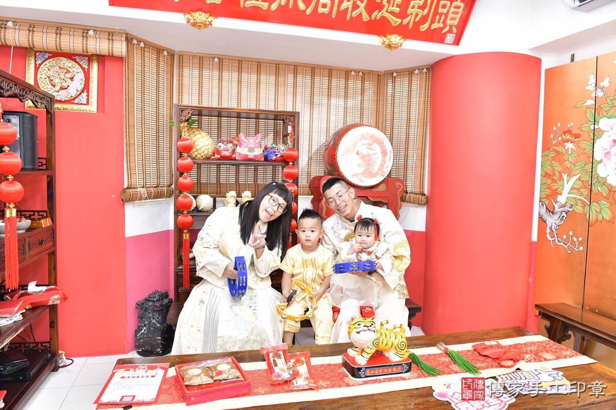 傳家手工印章高雄店、抓周、度晬、中國風會場、抓周道具物品、抓周證書、滿周歲、軒軒寶寶、高雄市、拍照、生日快樂 傳家手工印章高雄店、抓周、度晬、中國風會場、抓周道具物品、抓周證書、滿周歲、軒軒寶寶、高雄市、拍照、生日快樂