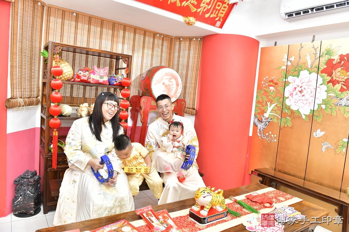 傳家手工印章高雄店、抓周、度晬、中國風會場、抓周道具物品、抓周證書、滿周歲、軒軒寶寶、高雄市、拍照、生日快樂 傳家手工印章高雄店、抓周、度晬、中國風會場、抓周道具物品、抓周證書、滿周歲、軒軒寶寶、高雄市、拍照、生日快樂