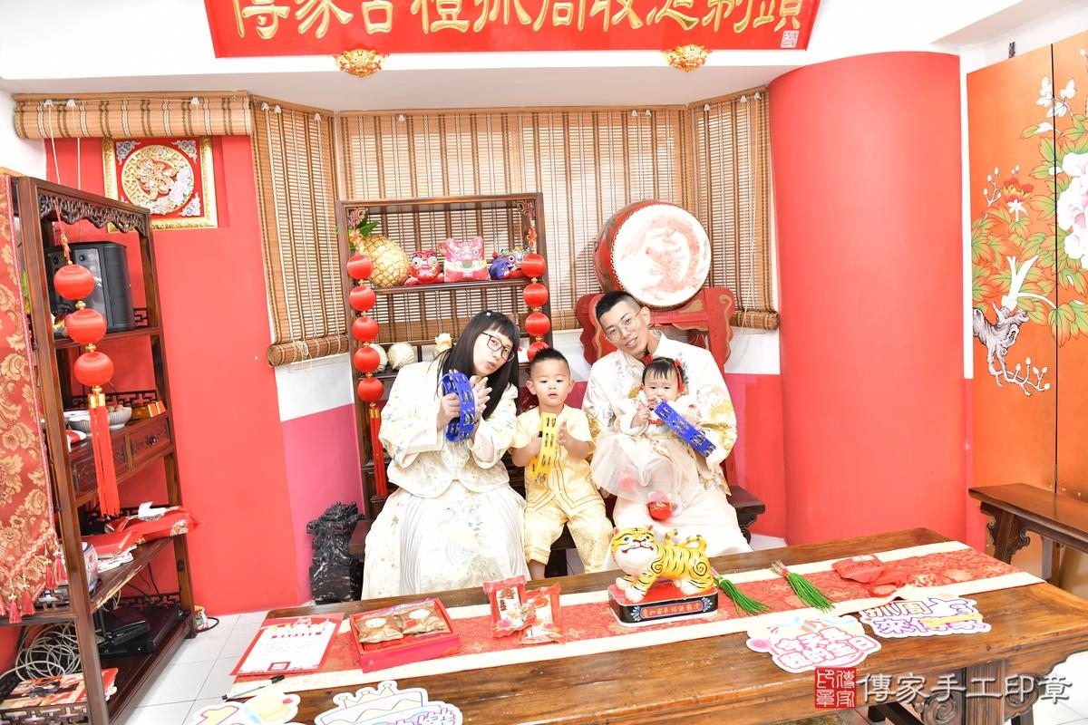 傳家手工印章高雄店、抓周、度晬、中國風會場、抓周道具物品、抓周證書、滿周歲、軒軒寶寶、高雄市、拍照、生日快樂 傳家手工印章高雄店、抓周、度晬、中國風會場、抓周道具物品、抓周證書、滿周歲、軒軒寶寶、高雄市、拍照、生日快樂