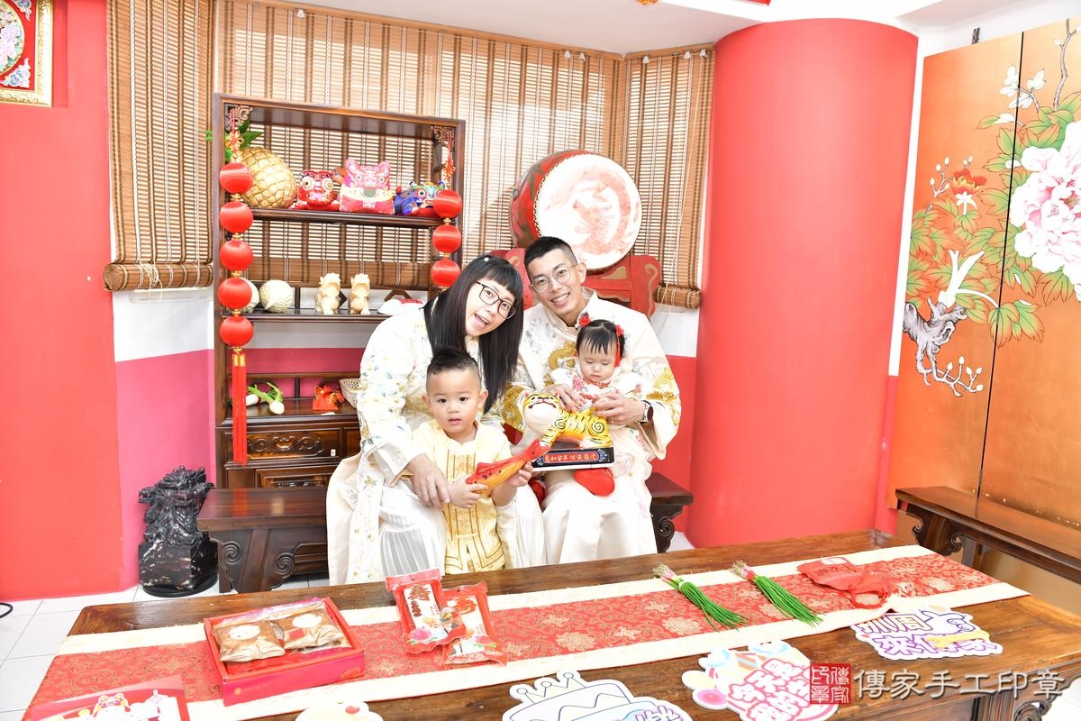 傳家手工印章高雄店、抓周、度晬、中國風會場、抓周道具物品、抓周證書、滿周歲、軒軒寶寶、高雄市、拍照、生日快樂 傳家手工印章高雄店、抓周、度晬、中國風會場、抓周道具物品、抓周證書、滿周歲、軒軒寶寶、高雄市、拍照、生日快樂