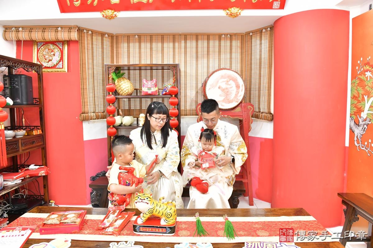 傳家手工印章高雄店、抓周、度晬、中國風會場、抓周道具物品、抓周證書、滿周歲、軒軒寶寶、高雄市、拍照、生日快樂 傳家手工印章高雄店、抓周、度晬、中國風會場、抓周道具物品、抓周證書、滿周歲、軒軒寶寶、高雄市、拍照、生日快樂