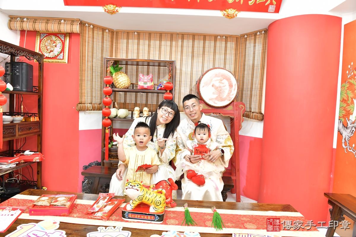傳家手工印章高雄店、抓周、度晬、中國風會場、抓周道具物品、抓周證書、滿周歲、軒軒寶寶、高雄市、拍照、生日快樂 傳家手工印章高雄店、抓周、度晬、中國風會場、抓周道具物品、抓周證書、滿周歲、軒軒寶寶、高雄市、拍照、生日快樂