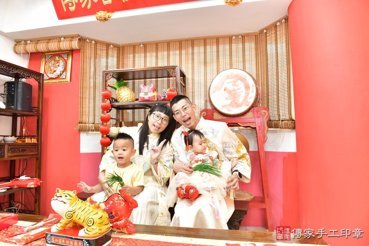 傳家手工印章高雄店、抓周、度晬、中國風會場、抓周道具物品、抓周證書、滿周歲、軒軒寶寶、高雄市、拍照、生日快樂 傳家手工印章高雄店、抓周、度晬、中國風會場、抓周道具物品、抓周證書、滿周歲、軒軒寶寶、高雄市、拍照、生日快樂