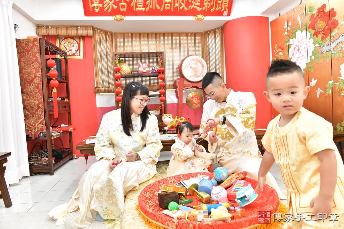 傳家手工印章高雄店、抓周、度晬、中國風會場、抓周道具物品、抓周證書、滿周歲、軒軒寶寶、高雄市、拍照、生日快樂 傳家手工印章高雄店、抓周、度晬、中國風會場、抓周道具物品、抓周證書、滿周歲、軒軒寶寶、高雄市、拍照、生日快樂