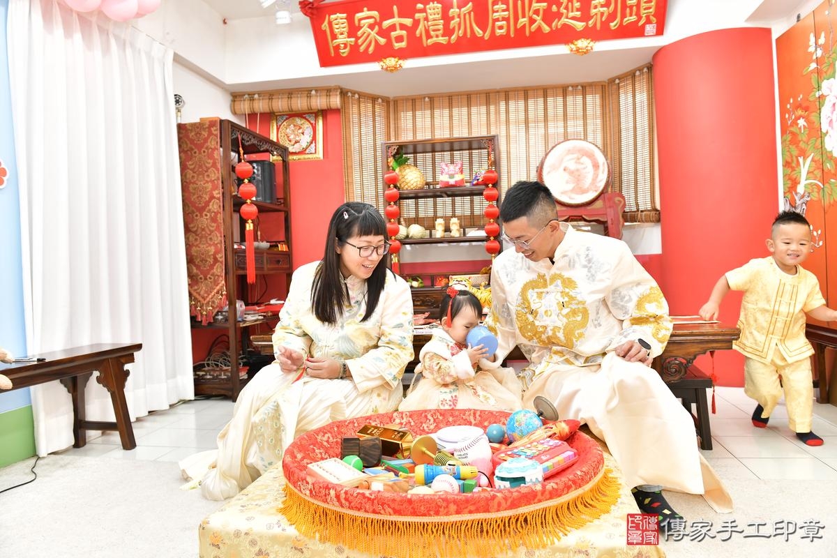 傳家手工印章高雄店、抓周、度晬、中國風會場、抓周道具物品、抓周證書、滿周歲、軒軒寶寶、高雄市、拍照、生日快樂 傳家手工印章高雄店、抓周、度晬、中國風會場、抓周道具物品、抓周證書、滿周歲、軒軒寶寶、高雄市、拍照、生日快樂