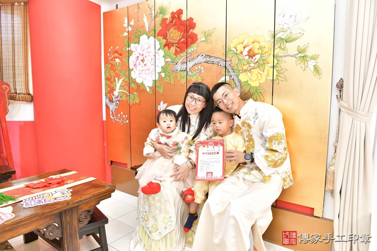傳家手工印章高雄店、抓周、度晬、中國風會場、抓周道具物品、抓周證書、滿周歲、軒軒寶寶、高雄市、拍照、生日快樂 傳家手工印章高雄店、抓周、度晬、中國風會場、抓周道具物品、抓周證書、滿周歲、軒軒寶寶、高雄市、拍照、生日快樂