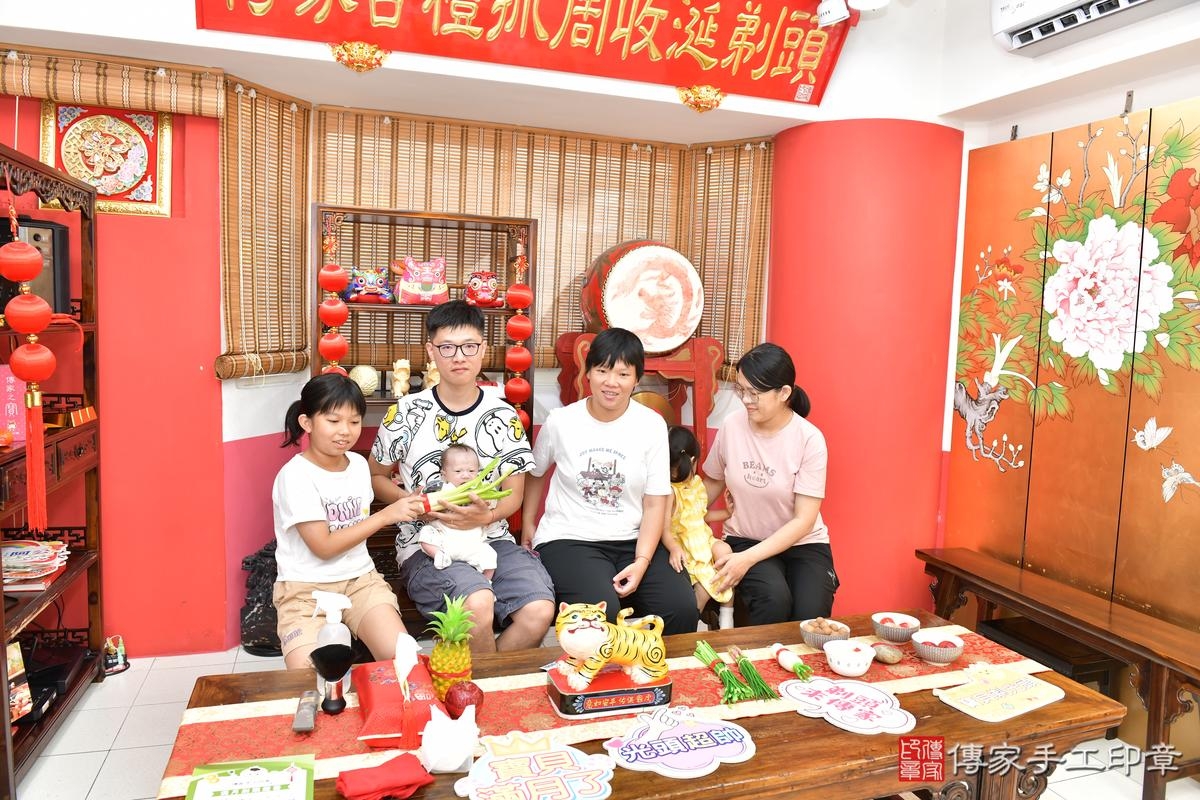 傳家手工印章高雄店、剃頭、滿月、剃胎毛、剃頭十禮、小義寶寶、高雄市、拍照、生日快樂 傳家手工印章高雄店、剃頭、滿月、剃胎毛、剃頭十禮、小義寶寶、高雄市、拍照、生日快樂