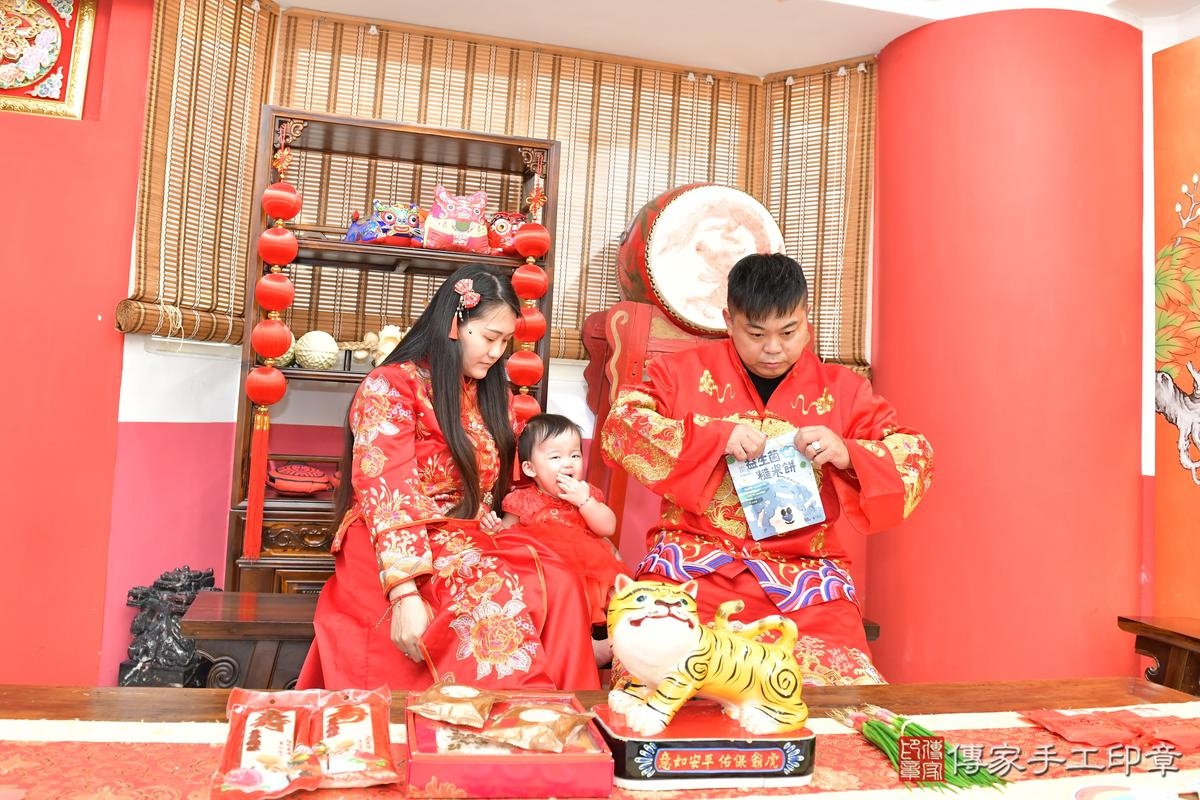 傳家手工印章高雄店、美式抓周、抓周道具、未來職業、滿周歲、姮姮寶寶、高雄市、拍照、生日快樂 傳家手工印章高雄店、美式抓周、抓周道具、未來職業、滿周歲、姮姮寶寶、高雄市、拍照、生日快樂