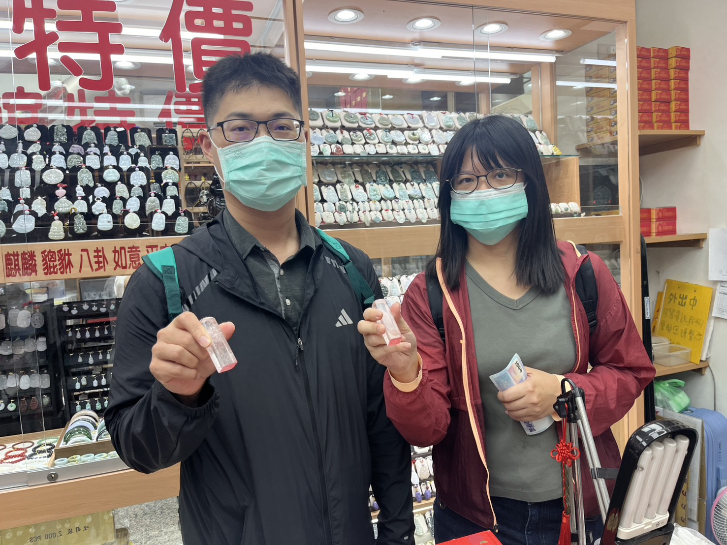 #南投埔里結婚對章 #南投夫妻對章 #白水晶夫妻對章 #白水晶結婚對章 #白水晶印章 #夫妻姓名章 #結婚印章 #夫妻對章 #情侶對章 #天然水晶印章 #南投客製印章 #埔里刻印 #客製化姓名章 #傳家印章
