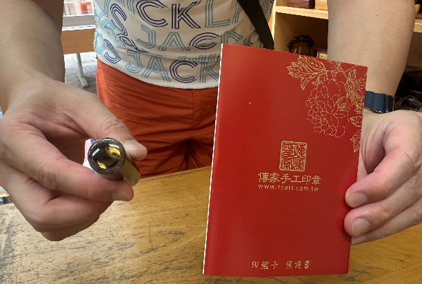 【全手工噴砂木化石長圓臍帶章｜珍藏寶寶生命最初的珍貴印記，天然木化石結合臍帶紀念，承載平安成長與傳家祝福】
