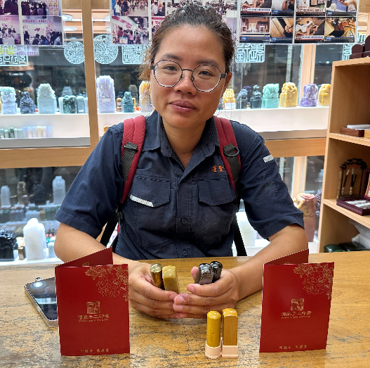 【全噴加長黑膽石圓章＋全噴加長新疆黃玉方章＋鈦金屬方章＋黃銅圓章｜四款材質專屬客製，融合沉穩、溫潤與金屬質感，刻下姓名與人生重要印記】