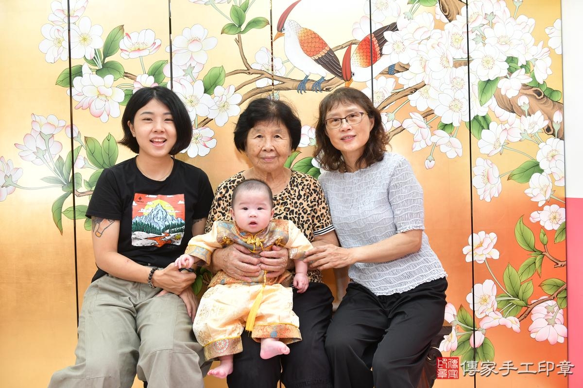 傳家手工印章台中店、收涎、四個月、收涎餅、吉祥話、承承寶寶、台中市、拍照、生日快樂 傳家手工印章台中店、收涎、四個月、收涎餅、吉祥話、承承寶寶、台中市、拍照、生日快樂
