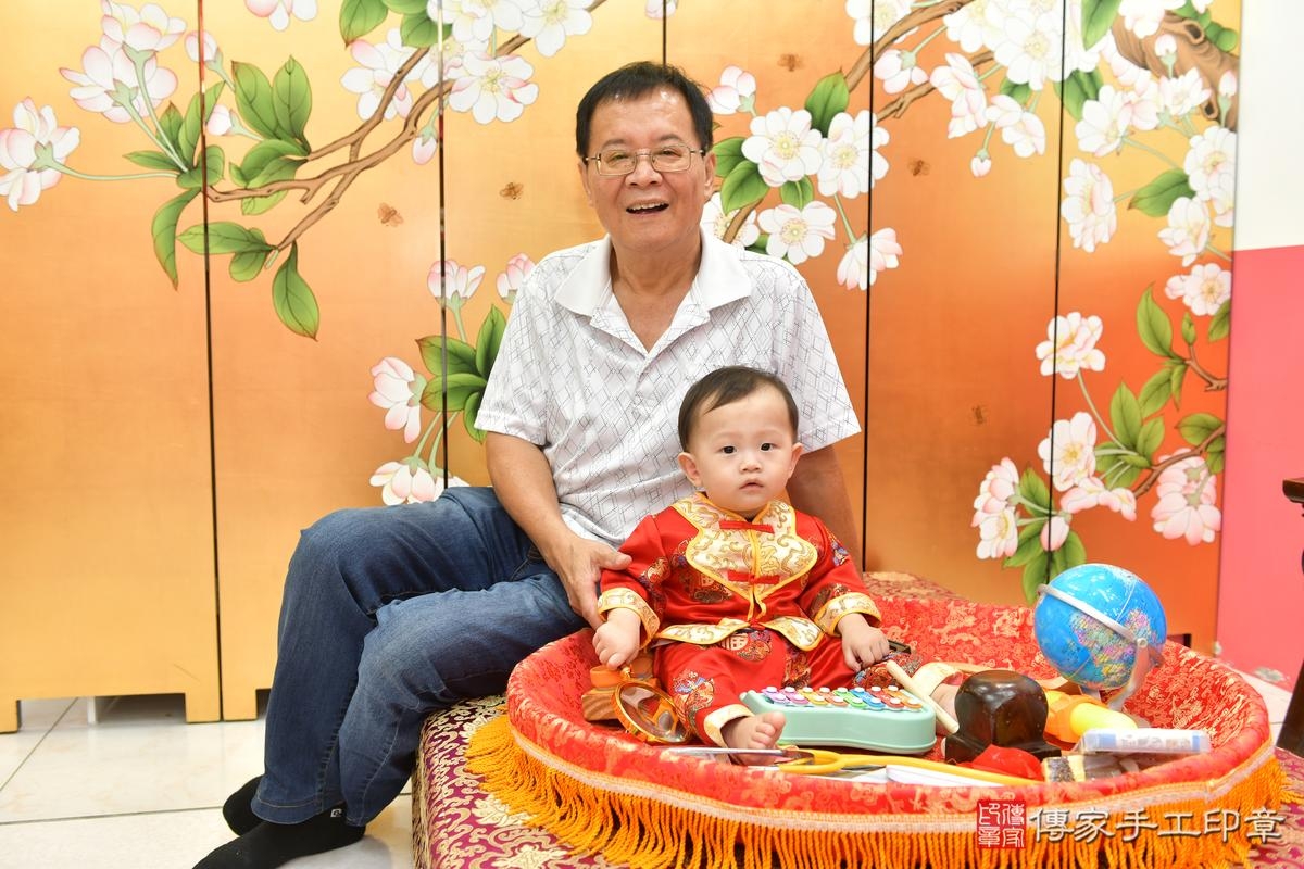 傳家手工印章台中店、抓周、度晬、中國風會場、抓周道具物品、抓周證書、滿周歲、農農寶寶、台中市、拍照、生日快樂 傳家手工印章台中店、抓周、度晬、中國風會場、抓周道具物品、抓周證書、滿周歲、農農寶寶、台中市、拍照、生日快樂