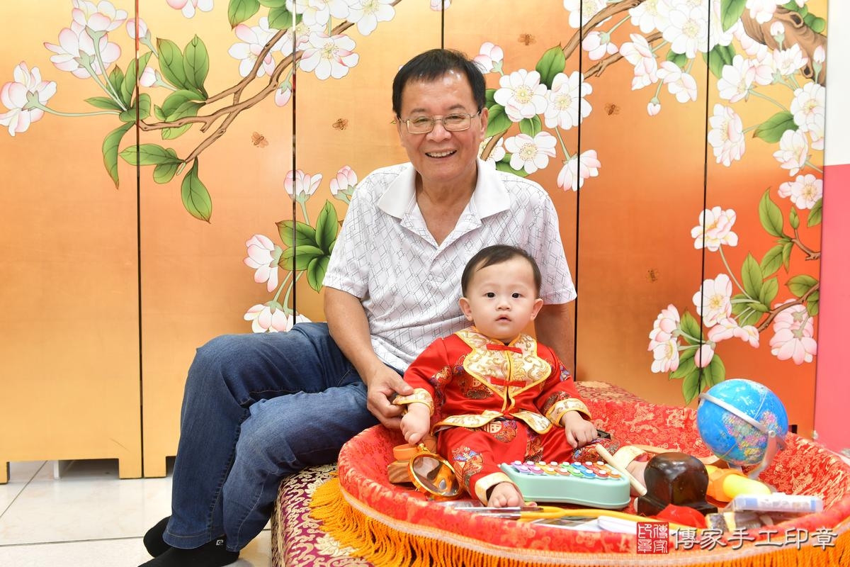 傳家手工印章台中店、抓周、度晬、中國風會場、抓周道具物品、抓周證書、滿周歲、農農寶寶、台中市、拍照、生日快樂 傳家手工印章台中店、抓周、度晬、中國風會場、抓周道具物品、抓周證書、滿周歲、農農寶寶、台中市、拍照、生日快樂