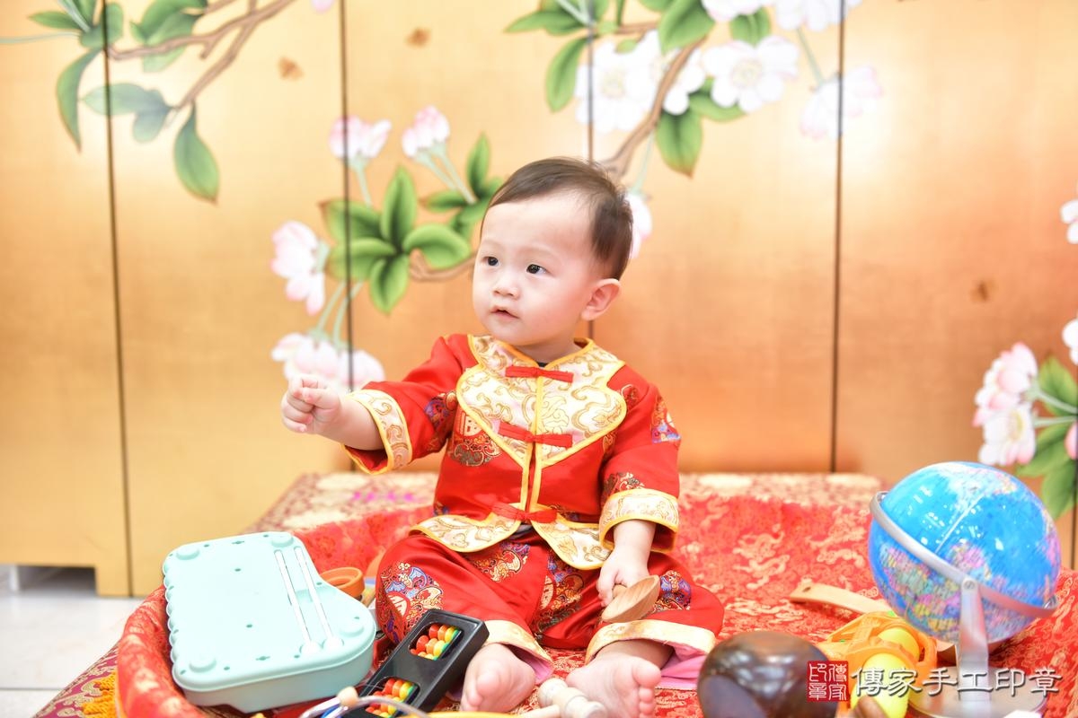 傳家手工印章台中店、抓周、度晬、中國風會場、抓周道具物品、抓周證書、滿周歲、農農寶寶、台中市、拍照、生日快樂 傳家手工印章台中店、抓周、度晬、中國風會場、抓周道具物品、抓周證書、滿周歲、農農寶寶、台中市、拍照、生日快樂