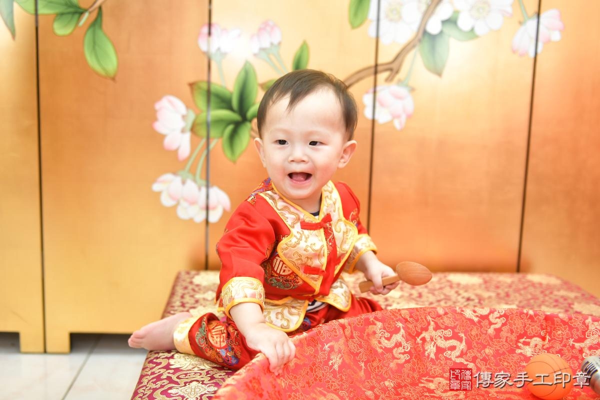 傳家手工印章台中店、抓周、度晬、中國風會場、抓周道具物品、抓周證書、滿周歲、農農寶寶、台中市、拍照、生日快樂 傳家手工印章台中店、抓周、度晬、中國風會場、抓周道具物品、抓周證書、滿周歲、農農寶寶、台中市、拍照、生日快樂