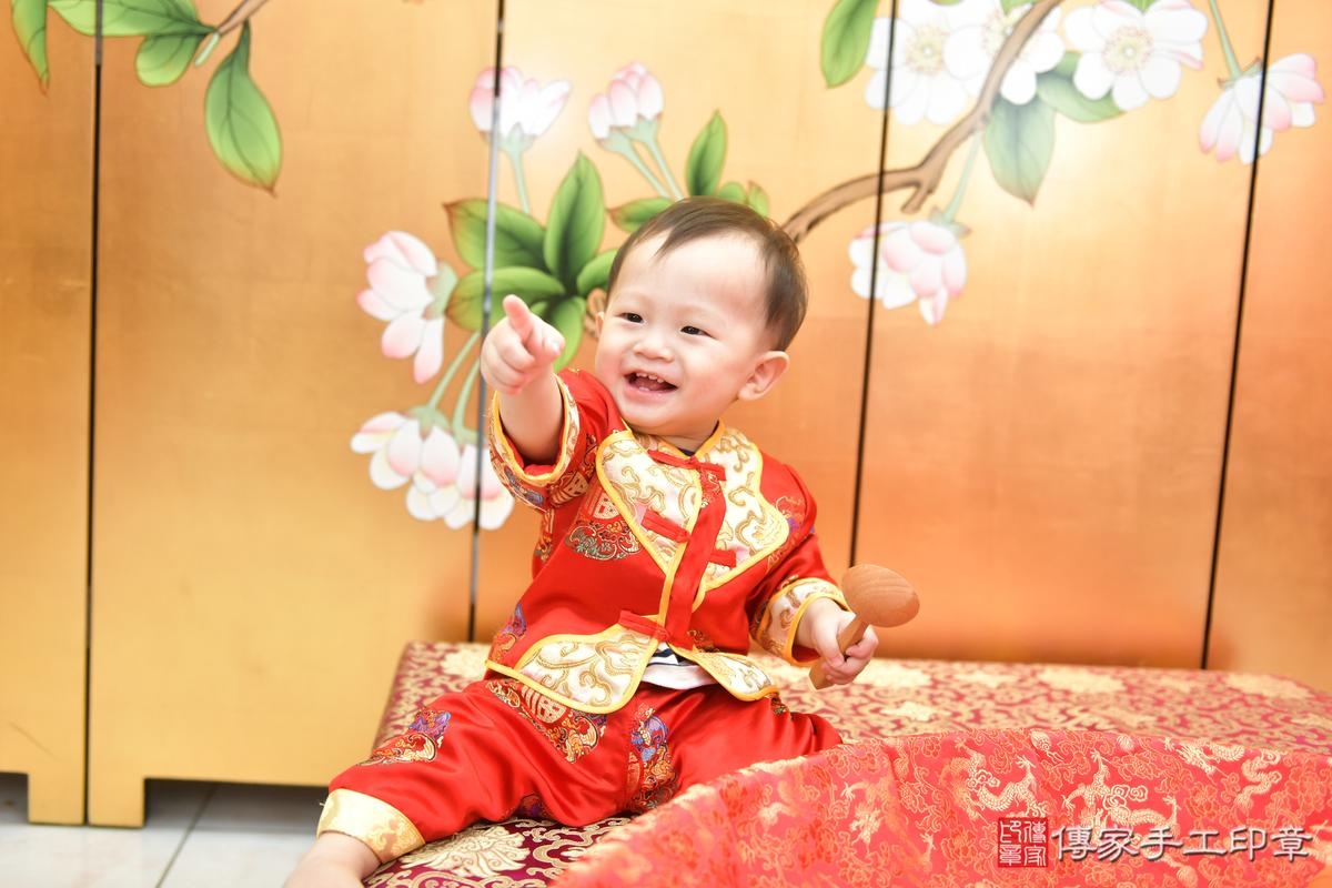 傳家手工印章台中店、抓周、度晬、中國風會場、抓周道具物品、抓周證書、滿周歲、農農寶寶、台中市、拍照、生日快樂 傳家手工印章台中店、抓周、度晬、中國風會場、抓周道具物品、抓周證書、滿周歲、農農寶寶、台中市、拍照、生日快樂