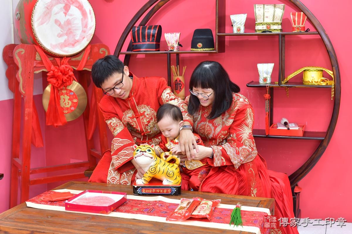 傳家手工印章台中店、抓周、度晬、中國風會場、抓周道具物品、抓周證書、滿周歲、農農寶寶、台中市、拍照、生日快樂 傳家手工印章台中店、抓周、度晬、中國風會場、抓周道具物品、抓周證書、滿周歲、農農寶寶、台中市、拍照、生日快樂