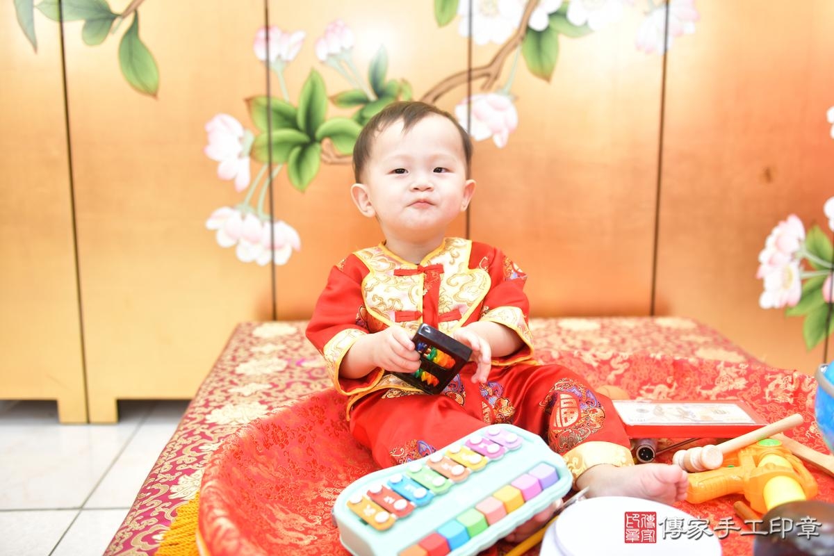 傳家手工印章台中店、抓周、度晬、中國風會場、抓周道具物品、抓周證書、滿周歲、農農寶寶、台中市、拍照、生日快樂 傳家手工印章台中店、抓周、度晬、中國風會場、抓周道具物品、抓周證書、滿周歲、農農寶寶、台中市、拍照、生日快樂
