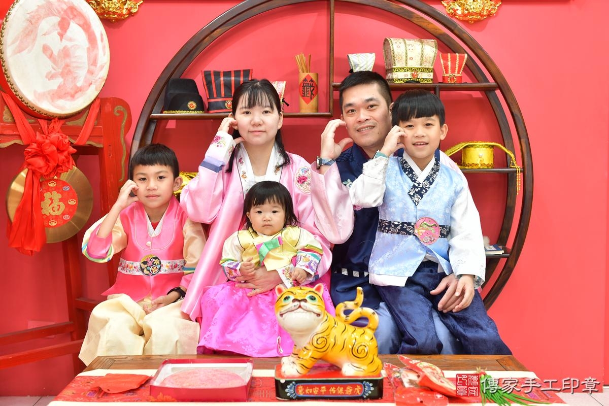 傳家手工印章台中店、抓周、度晬、中國風會場、抓周道具物品、抓周證書、滿周歲、小希寶寶、台中市、拍照、生日快樂 傳家手工印章台中店、抓周、度晬、中國風會場、抓周道具物品、抓周證書、滿周歲、小希寶寶、台中市、拍照、生日快樂