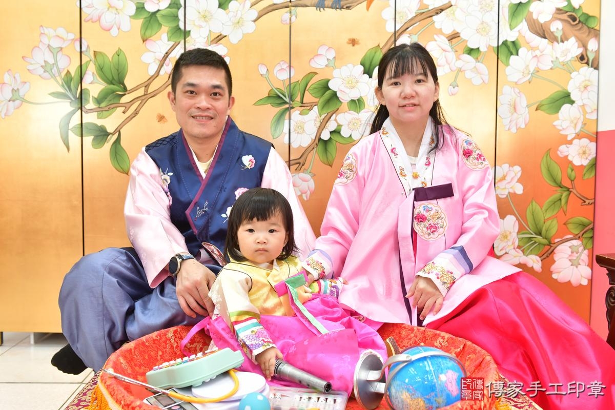 傳家手工印章台中店、抓周、度晬、中國風會場、抓周道具物品、抓周證書、滿周歲、小希寶寶、台中市、拍照、生日快樂 傳家手工印章台中店、抓周、度晬、中國風會場、抓周道具物品、抓周證書、滿周歲、小希寶寶、台中市、拍照、生日快樂