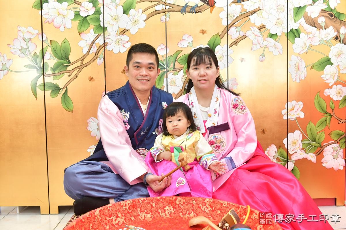 傳家手工印章台中店、抓周、度晬、中國風會場、抓周道具物品、抓周證書、滿周歲、小希寶寶、台中市、拍照、生日快樂 傳家手工印章台中店、抓周、度晬、中國風會場、抓周道具物品、抓周證書、滿周歲、小希寶寶、台中市、拍照、生日快樂