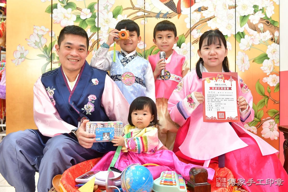 傳家手工印章台中店、抓周、度晬、中國風會場、抓周道具物品、抓周證書、滿周歲、小希寶寶、台中市、拍照、生日快樂 傳家手工印章台中店、抓周、度晬、中國風會場、抓周道具物品、抓周證書、滿周歲、小希寶寶、台中市、拍照、生日快樂