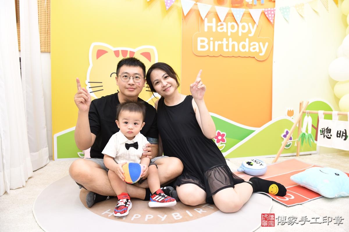 傳家手工印章台南店、抓周、度晬、中國風會場、抓周道具物品、抓周證書、滿周歲、翔翔寶寶、台南市、拍照、生日快樂 傳家手工印章台南店、抓周、度晬、中國風會場、抓周道具物品、抓周證書、滿周歲、翔翔寶寶、台南市、拍照、生日快樂