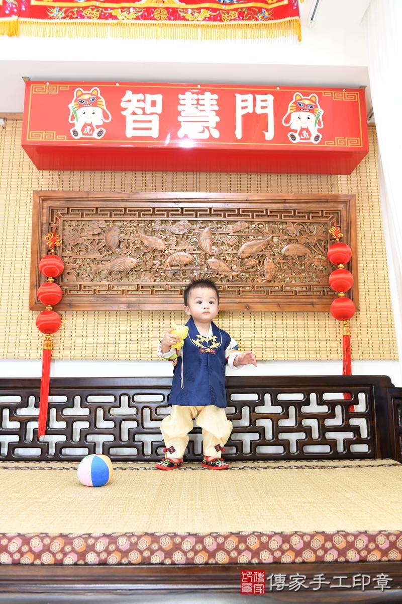 傳家手工印章台南店、抓周、度晬、中國風會場、抓周道具物品、抓周證書、滿周歲、翔翔寶寶、台南市、拍照、生日快樂 傳家手工印章台南店、抓周、度晬、中國風會場、抓周道具物品、抓周證書、滿周歲、翔翔寶寶、台南市、拍照、生日快樂