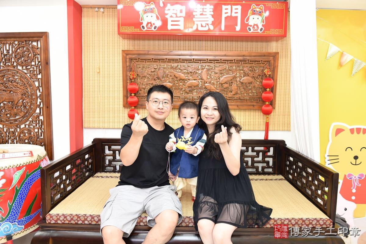 傳家手工印章台南店、抓周、度晬、中國風會場、抓周道具物品、抓周證書、滿周歲、翔翔寶寶、台南市、拍照、生日快樂 傳家手工印章台南店、抓周、度晬、中國風會場、抓周道具物品、抓周證書、滿周歲、翔翔寶寶、台南市、拍照、生日快樂