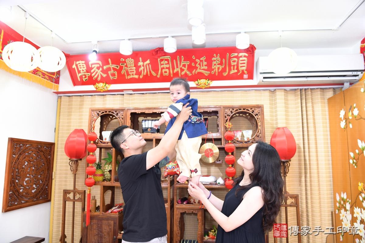 傳家手工印章台南店、抓周、度晬、中國風會場、抓周道具物品、抓周證書、滿周歲、翔翔寶寶、台南市、拍照、生日快樂 傳家手工印章台南店、抓周、度晬、中國風會場、抓周道具物品、抓周證書、滿周歲、翔翔寶寶、台南市、拍照、生日快樂