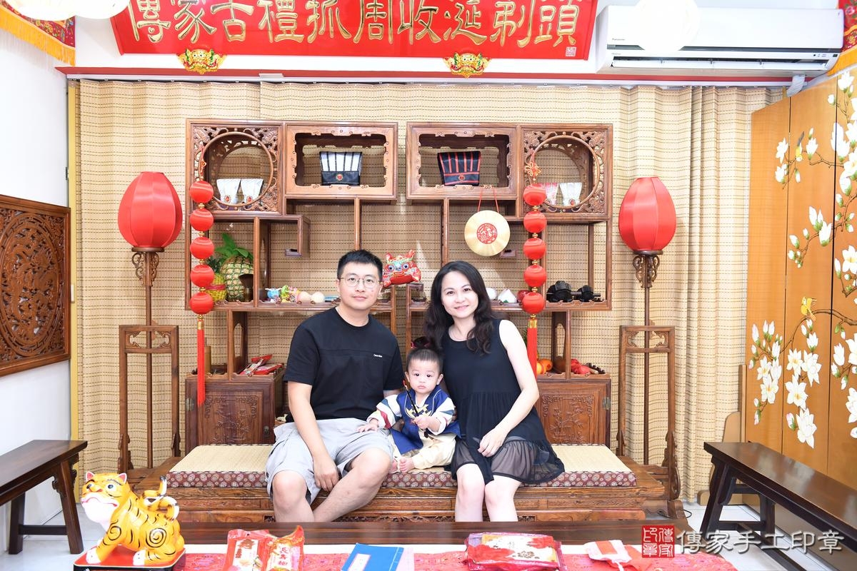 傳家手工印章台南店、抓周、度晬、中國風會場、抓周道具物品、抓周證書、滿周歲、翔翔寶寶、台南市、拍照、生日快樂 傳家手工印章台南店、抓周、度晬、中國風會場、抓周道具物品、抓周證書、滿周歲、翔翔寶寶、台南市、拍照、生日快樂