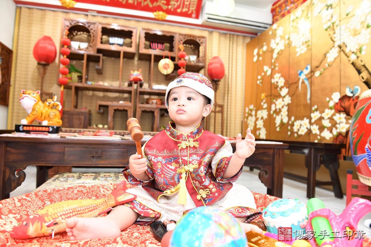 傳家手工印章台南店、抓周、度晬、中國風會場、抓周道具物品、抓周證書、滿周歲、翔翔寶寶、台南市、拍照、生日快樂 傳家手工印章台南店、抓周、度晬、中國風會場、抓周道具物品、抓周證書、滿周歲、翔翔寶寶、台南市、拍照、生日快樂