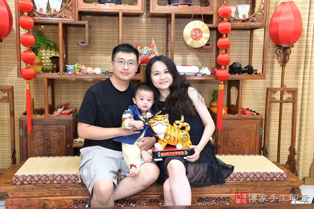 傳家手工印章台南店、抓周、度晬、中國風會場、抓周道具物品、抓周證書、滿周歲、翔翔寶寶、台南市、拍照、生日快樂 傳家手工印章台南店、抓周、度晬、中國風會場、抓周道具物品、抓周證書、滿周歲、翔翔寶寶、台南市、拍照、生日快樂