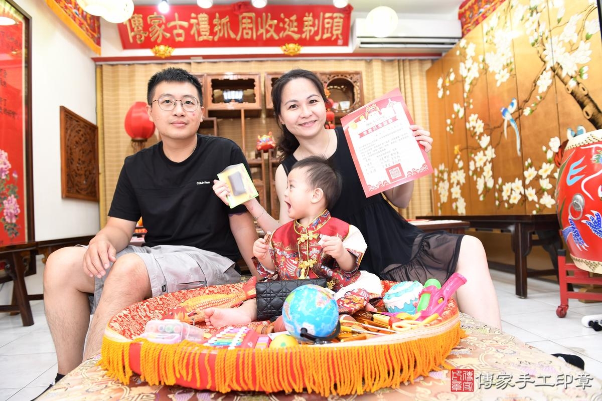 傳家手工印章台南店、抓周、度晬、中國風會場、抓周道具物品、抓周證書、滿周歲、翔翔寶寶、台南市、拍照、生日快樂 傳家手工印章台南店、抓周、度晬、中國風會場、抓周道具物品、抓周證書、滿周歲、翔翔寶寶、台南市、拍照、生日快樂