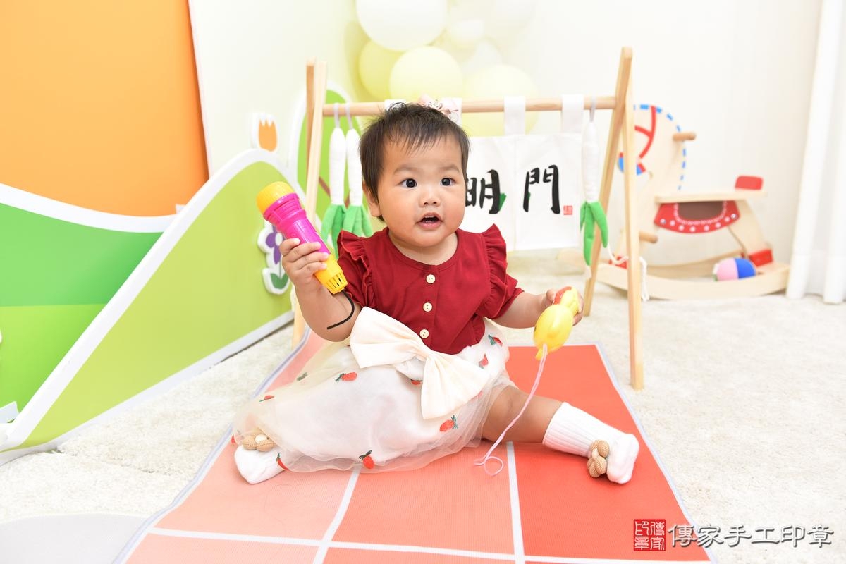 傳家手工印章台南店、抓周、度晬、中國風會場、抓周道具物品、抓周證書、滿周歲、小瑜寶寶、台南市、拍照、生日快樂 傳家手工印章台南店、抓周、度晬、中國風會場、抓周道具物品、抓周證書、滿周歲、小瑜寶寶、台南市、拍照、生日快樂