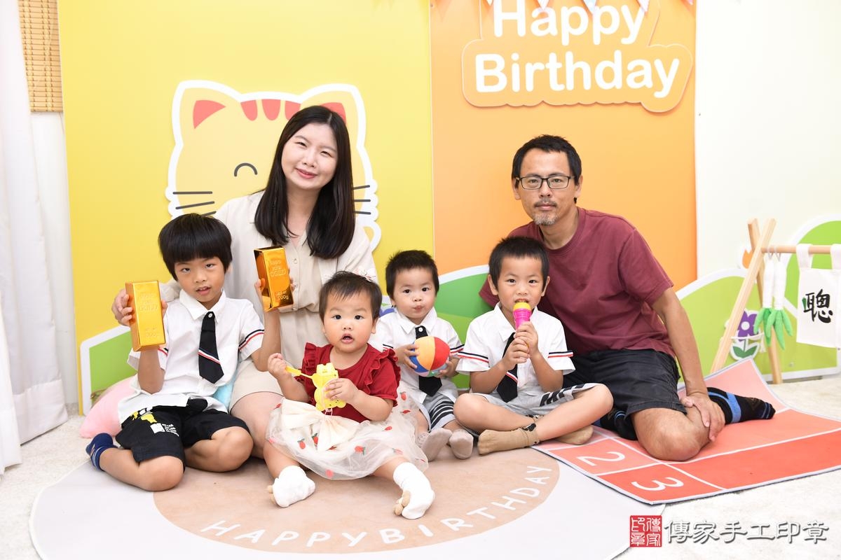 傳家手工印章台南店、抓周、度晬、中國風會場、抓周道具物品、抓周證書、滿周歲、小瑜寶寶、台南市、拍照、生日快樂 傳家手工印章台南店、抓周、度晬、中國風會場、抓周道具物品、抓周證書、滿周歲、小瑜寶寶、台南市、拍照、生日快樂
