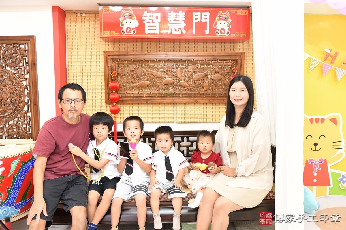 傳家手工印章台南店、抓周、度晬、中國風會場、抓周道具物品、抓周證書、滿周歲、小瑜寶寶、台南市、拍照、生日快樂 傳家手工印章台南店、抓周、度晬、中國風會場、抓周道具物品、抓周證書、滿周歲、小瑜寶寶、台南市、拍照、生日快樂