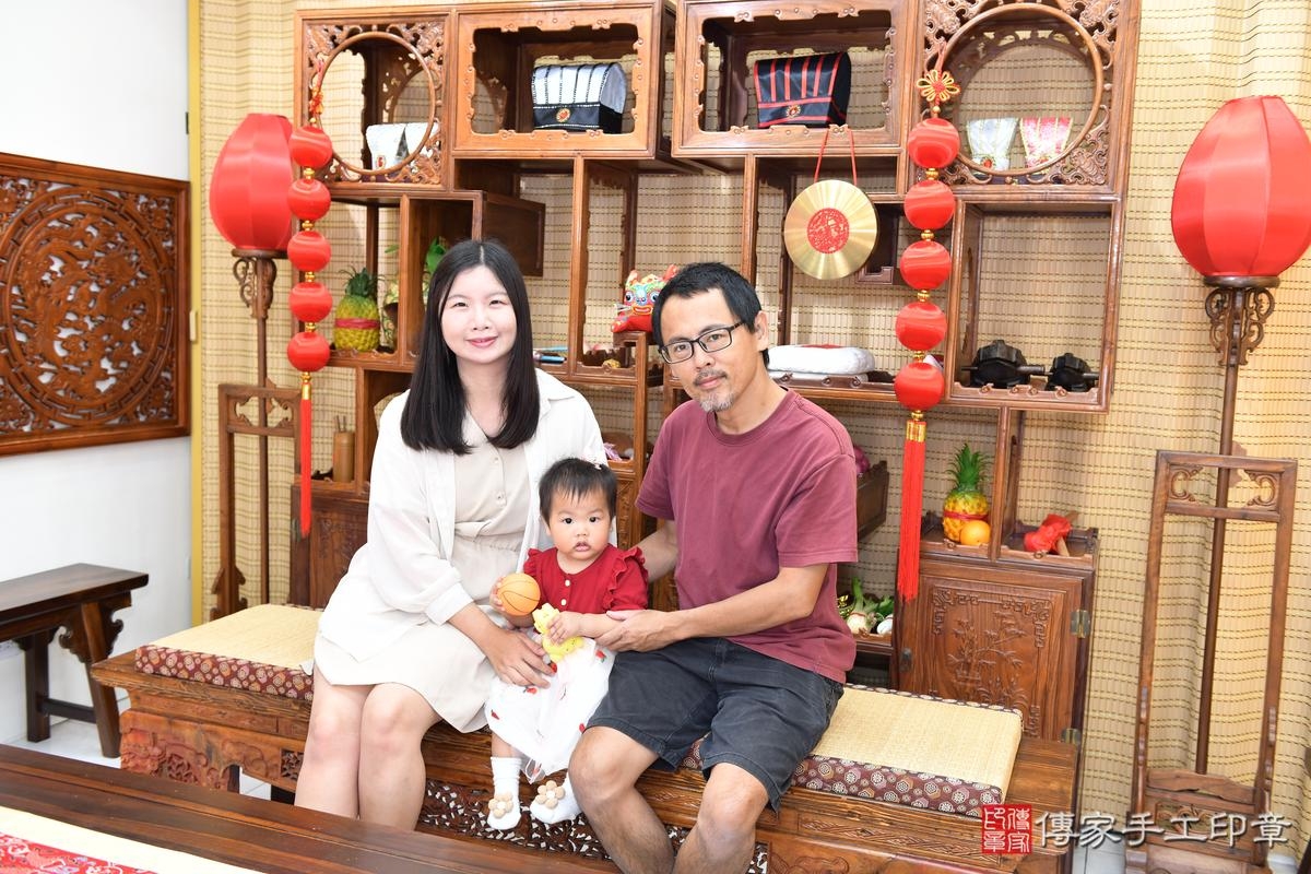 傳家手工印章台南店、抓周、度晬、中國風會場、抓周道具物品、抓周證書、滿周歲、小瑜寶寶、台南市、拍照、生日快樂 傳家手工印章台南店、抓周、度晬、中國風會場、抓周道具物品、抓周證書、滿周歲、小瑜寶寶、台南市、拍照、生日快樂