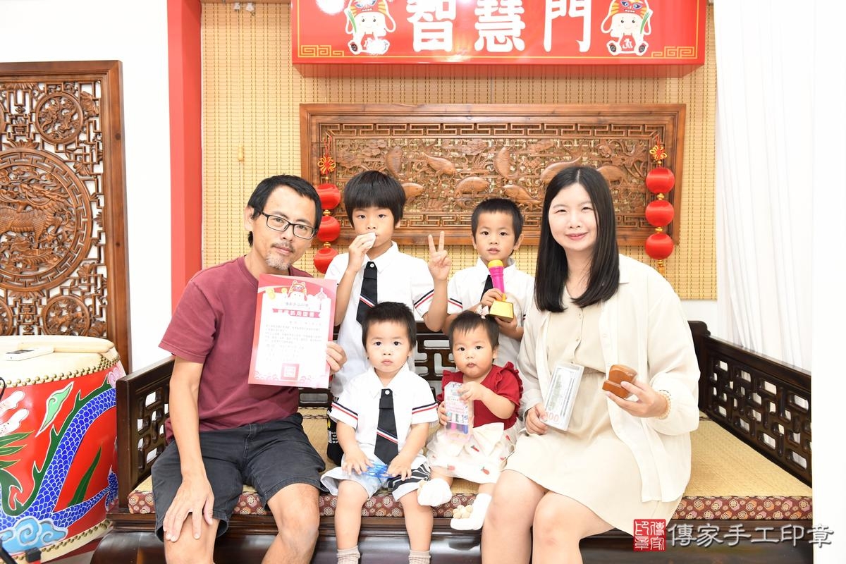 傳家手工印章台南店、抓周、度晬、中國風會場、抓周道具物品、抓周證書、滿周歲、小瑜寶寶、台南市、拍照、生日快樂 傳家手工印章台南店、抓周、度晬、中國風會場、抓周道具物品、抓周證書、滿周歲、小瑜寶寶、台南市、拍照、生日快樂
