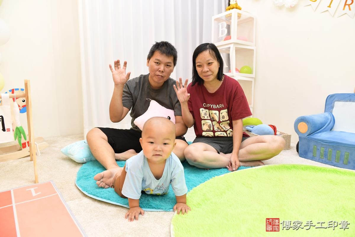 傳家手工印章台南店、抓周、度晬、中國風會場、抓周道具物品、抓周證書、滿周歲、小彥寶寶、台南市、拍照、生日快樂 傳家手工印章台南店、抓周、度晬、中國風會場、抓周道具物品、抓周證書、滿周歲、小彥寶寶、台南市、拍照、生日快樂