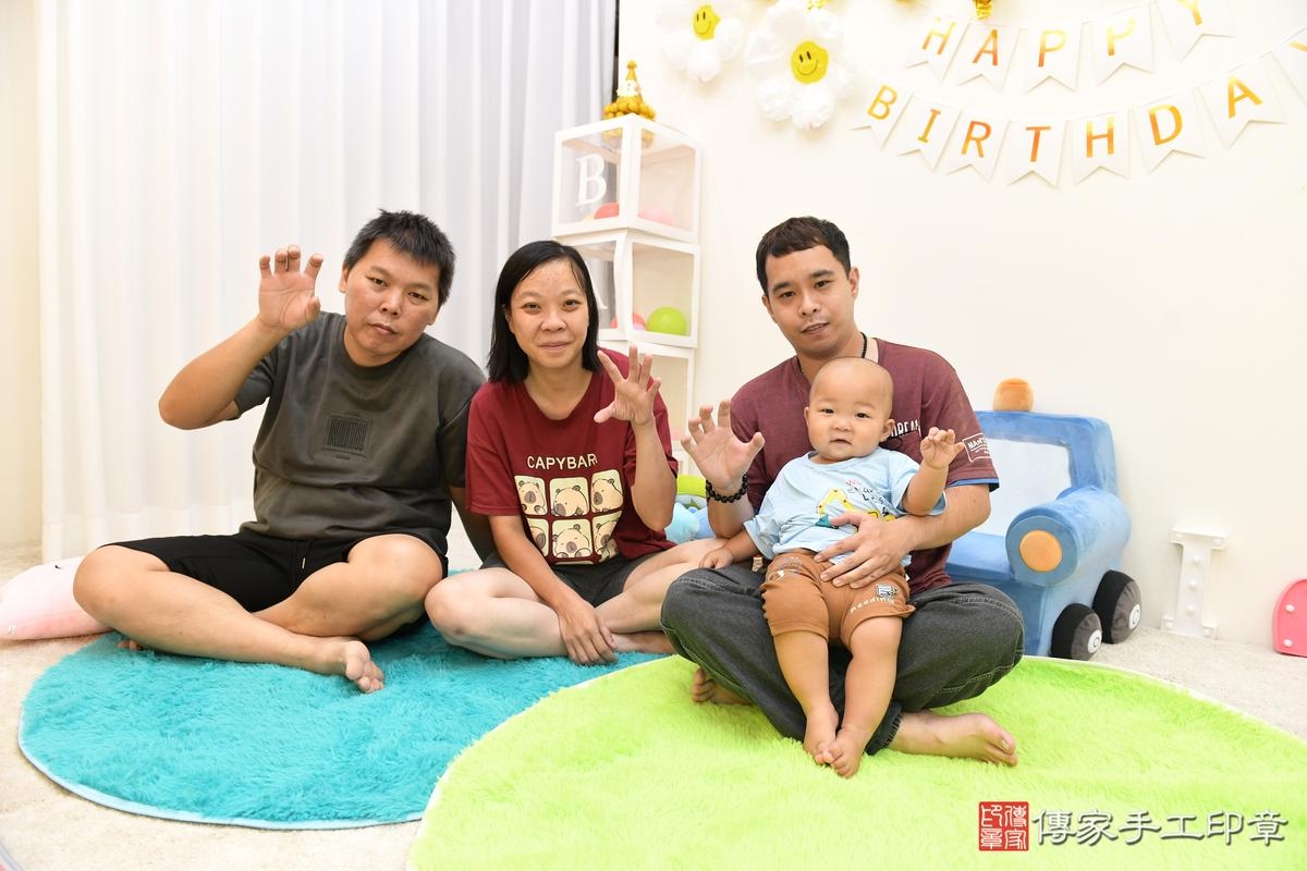傳家手工印章台南店、抓周、度晬、中國風會場、抓周道具物品、抓周證書、滿周歲、小彥寶寶、台南市、拍照、生日快樂 傳家手工印章台南店、抓周、度晬、中國風會場、抓周道具物品、抓周證書、滿周歲、小彥寶寶、台南市、拍照、生日快樂