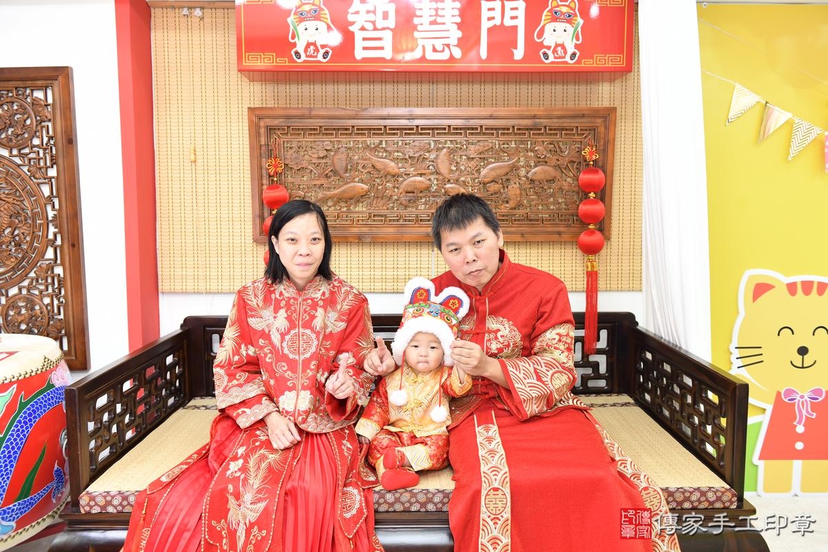 傳家手工印章台南店、抓周、度晬、中國風會場、抓周道具物品、抓周證書、滿周歲、小彥寶寶、台南市、拍照、生日快樂 傳家手工印章台南店、抓周、度晬、中國風會場、抓周道具物品、抓周證書、滿周歲、小彥寶寶、台南市、拍照、生日快樂