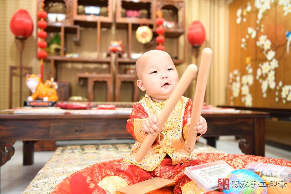 傳家手工印章台南店、抓周、度晬、中國風會場、抓周道具物品、抓周證書、滿周歲、小彥寶寶、台南市、拍照、生日快樂 傳家手工印章台南店、抓周、度晬、中國風會場、抓周道具物品、抓周證書、滿周歲、小彥寶寶、台南市、拍照、生日快樂