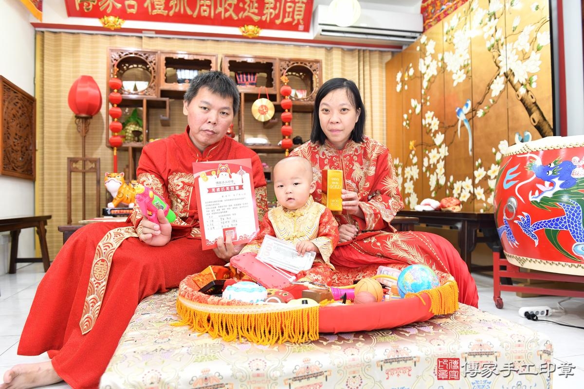 傳家手工印章台南店、抓周、度晬、中國風會場、抓周道具物品、抓周證書、滿周歲、小彥寶寶、台南市、拍照、生日快樂 傳家手工印章台南店、抓周、度晬、中國風會場、抓周道具物品、抓周證書、滿周歲、小彥寶寶、台南市、拍照、生日快樂
