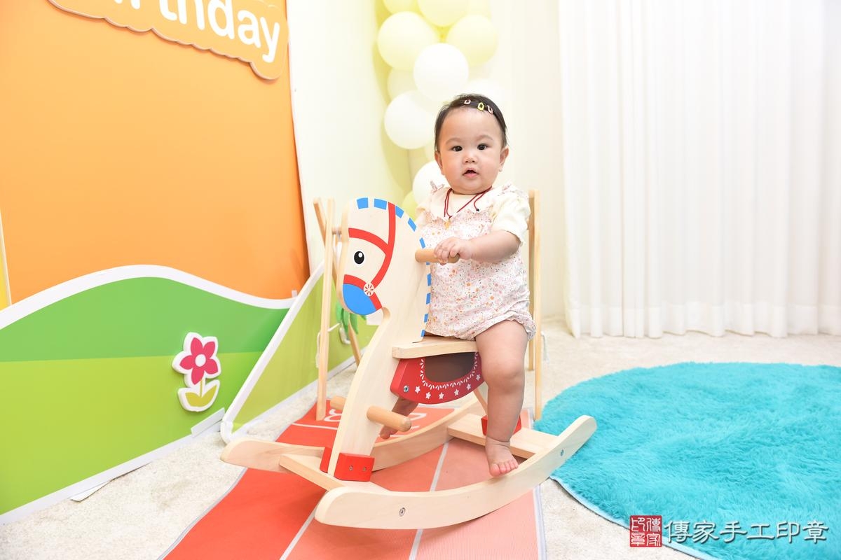 傳家手工印章台南店、抓周、度晬、中國風會場、抓周道具物品、抓周證書、滿周歲、怡怡寶寶、台南市、拍照、生日快樂 傳家手工印章台南店、抓周、度晬、中國風會場、抓周道具物品、抓周證書、滿周歲、怡怡寶寶、台南市、拍照、生日快樂